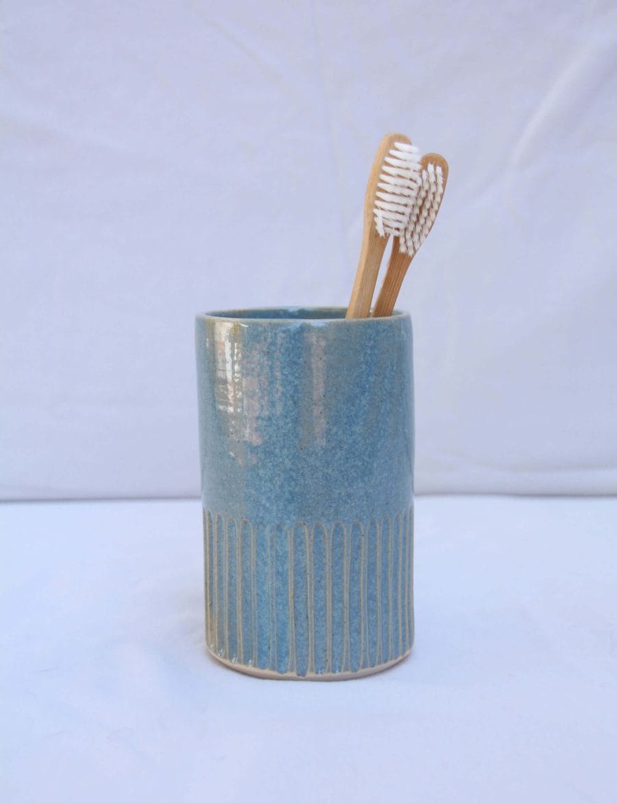 מעמד למברשות שיניים עם גילופים בכחול