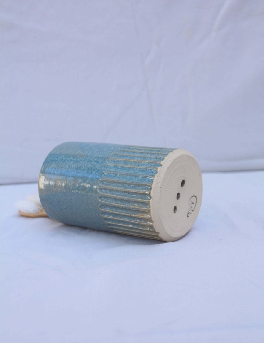 מעמד למברשות שיניים עם גילופים בכחול