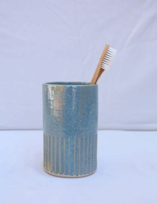 מעמד למברשות שיניים עם גילופים בכחול