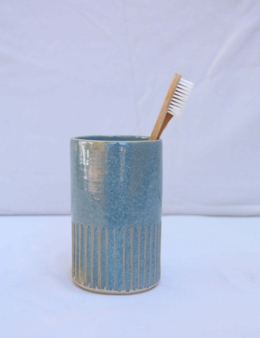 מעמד למברשות שיניים עם גילופים בכחול