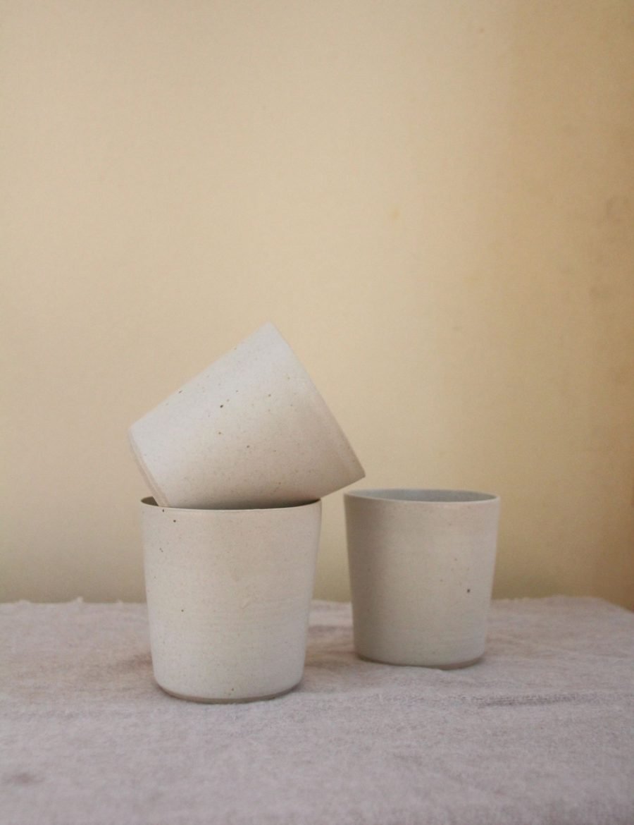 כוס יומיומית בלבן מנוקד