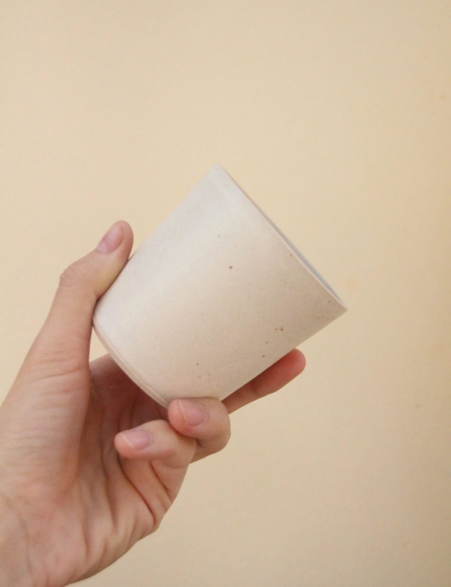 כוס יומיומית בלבן מנוקד