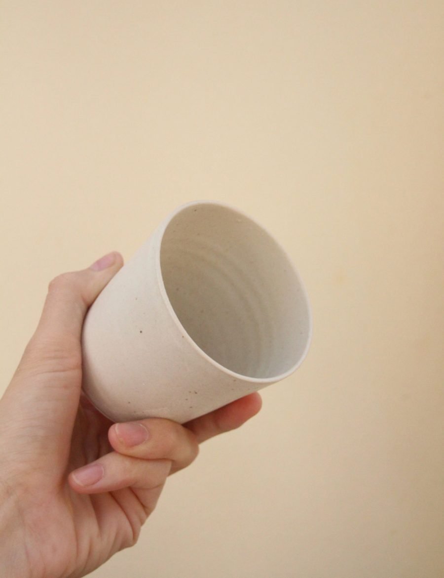 כוס יומיומית בלבן מנוקד