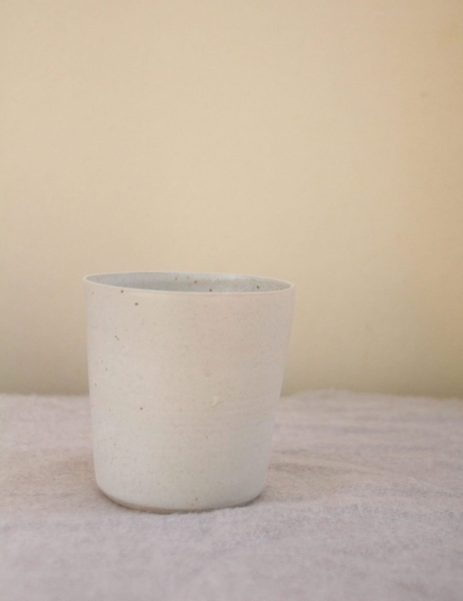 כוס יומיומית בלבן מנוקד