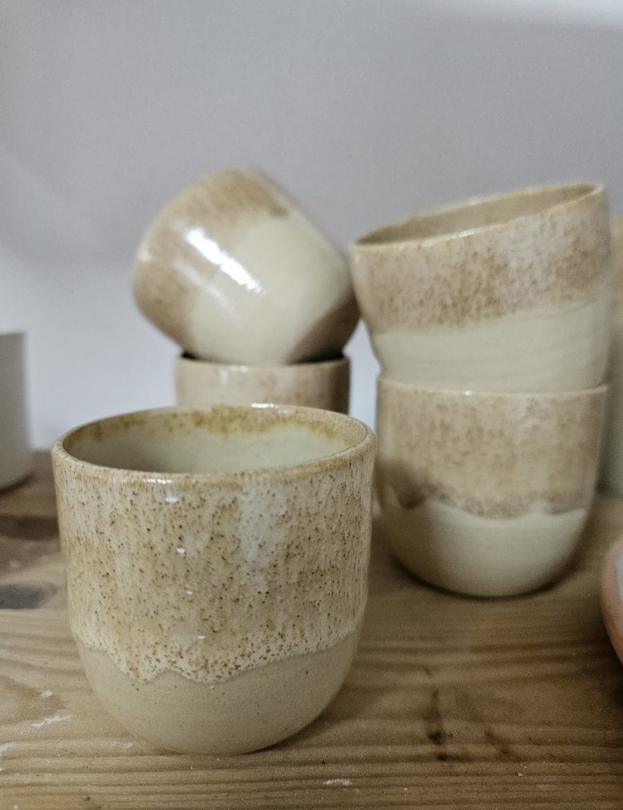 כוס אספרסו בחום מנוקד