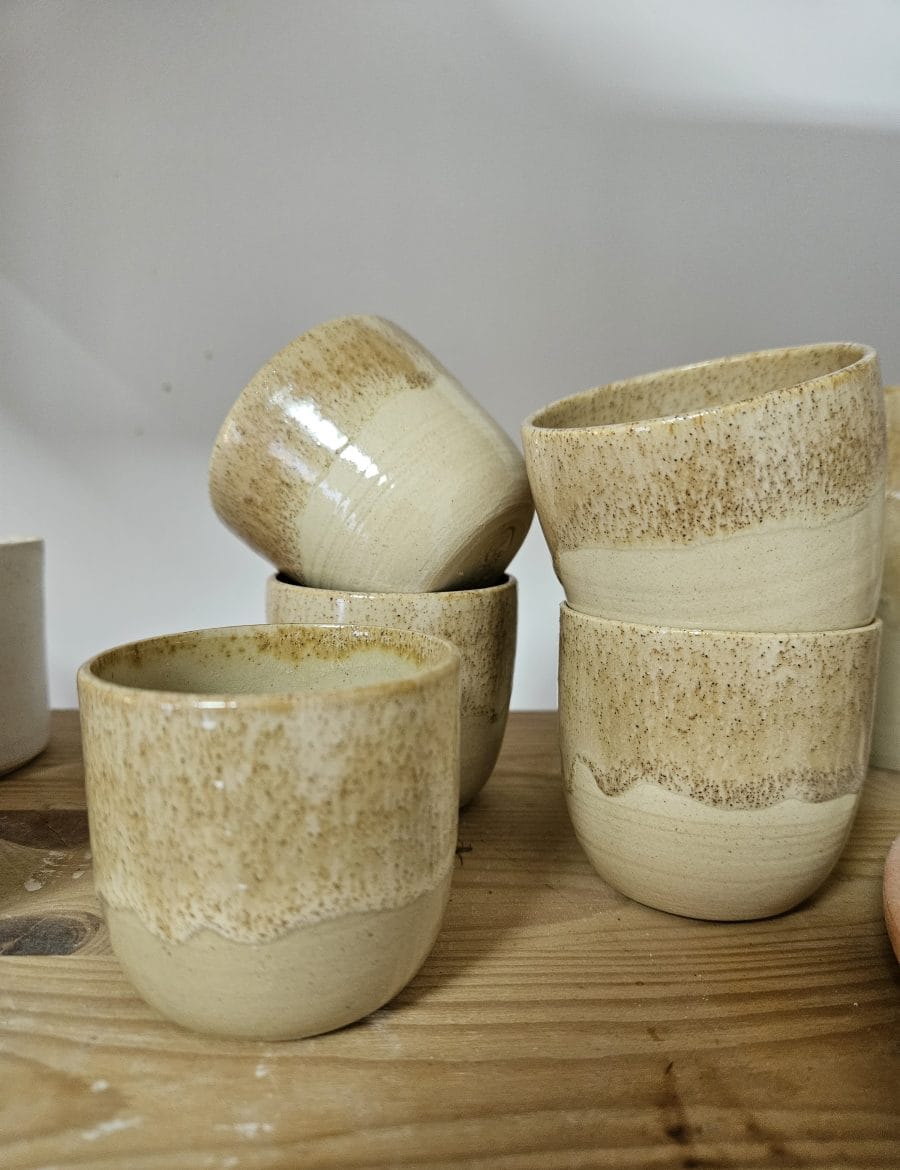 כוס אספרסו בחום מנוקד