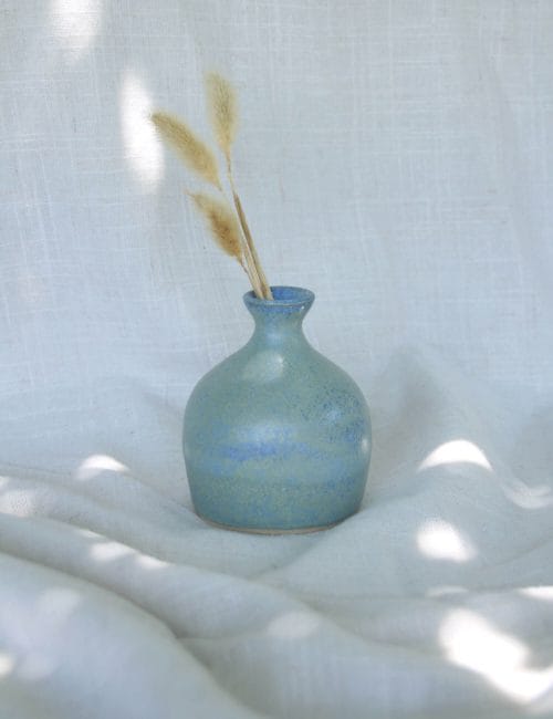 כד בזיגוג כחול עם פיה צרה