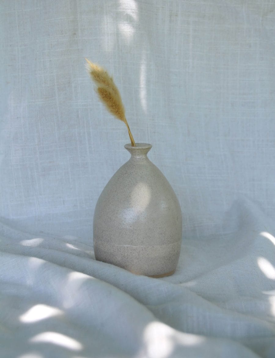 כד בגוון בז' עם פיה צרה