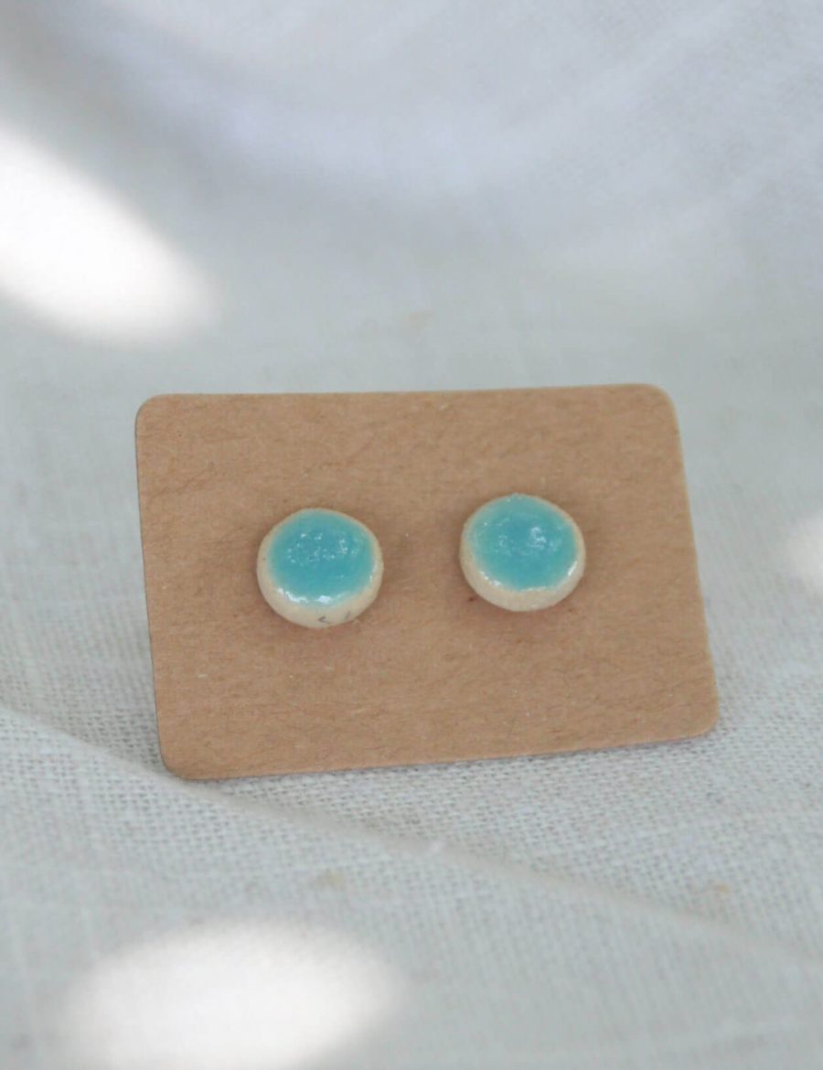 זוג עגילים צמודים בתכלת