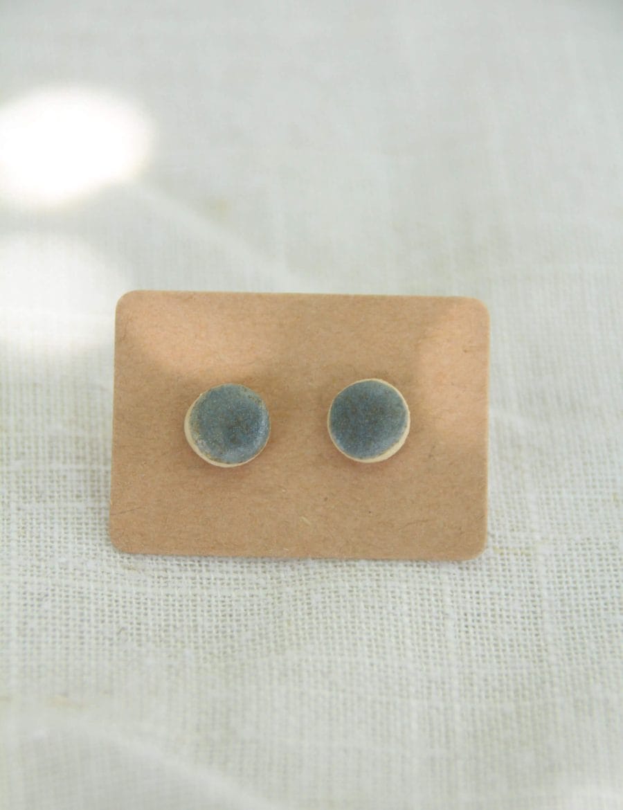 זוג עגילים צמודים באפור כחלחל