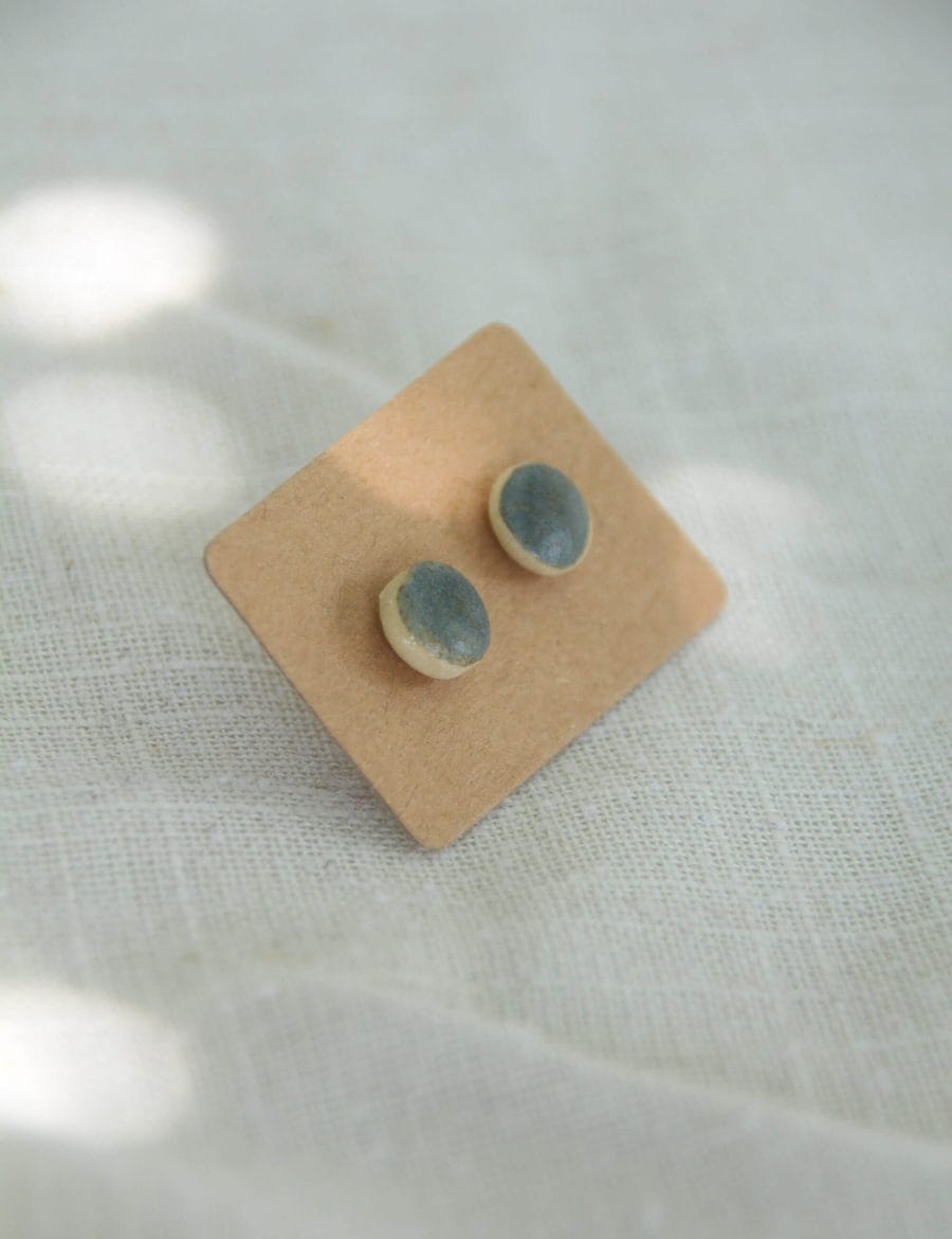 זוג עגילים צמודים באפור כחלחל