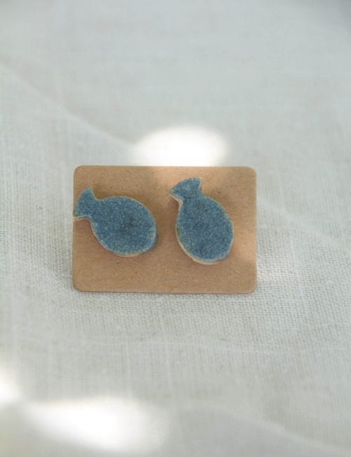 זוג עגילים צמודים בצורת דג