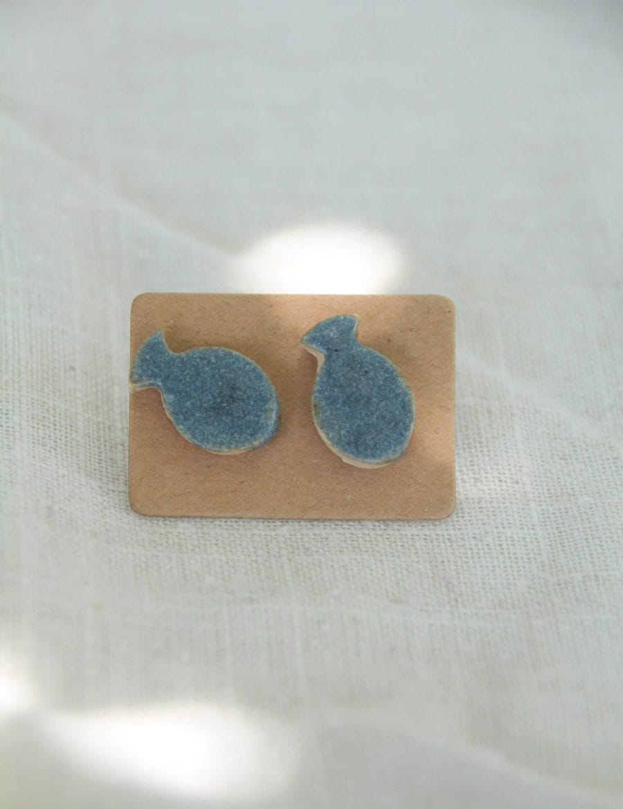 זוג עגילים צמודים בצורת דג