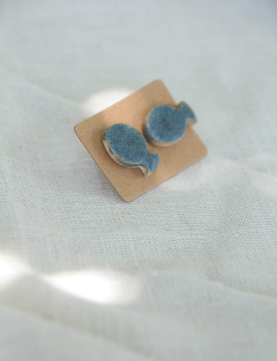 זוג עגילים צמודים בצורת דג