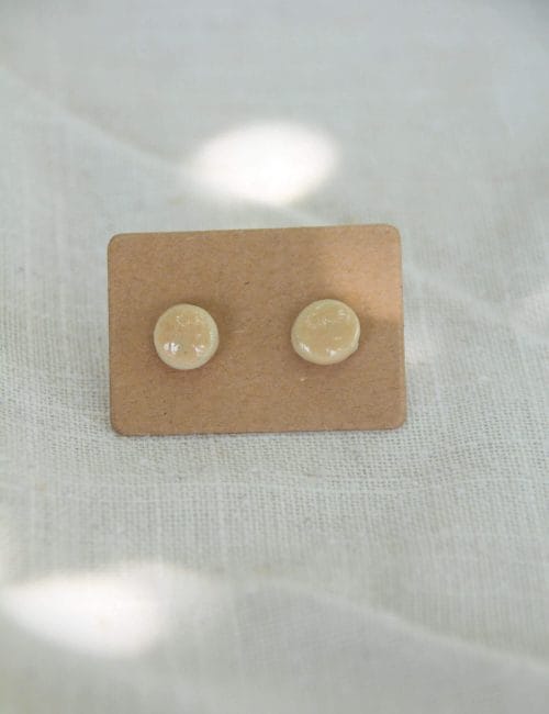 זוג עגילים צמודים בגוון טבעי