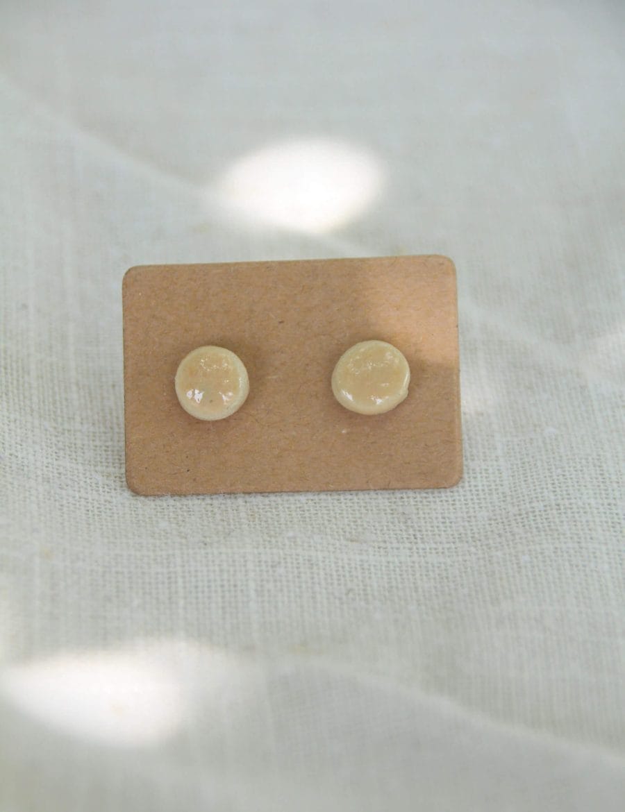 זוג עגילים צמודים בגוון טבעי