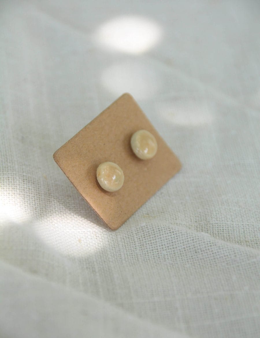 זוג עגילים צמודים בגוון טבעי