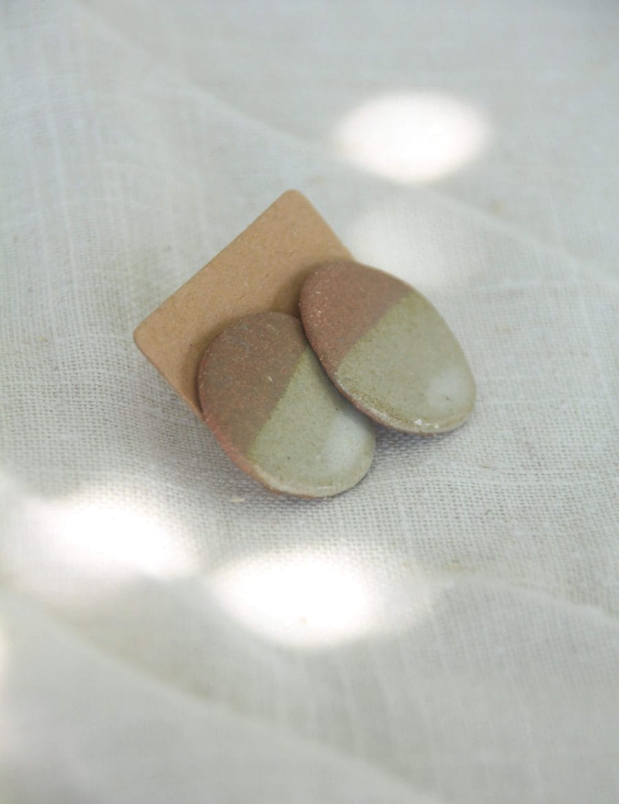 זוג עגילים צמודים חום לבן