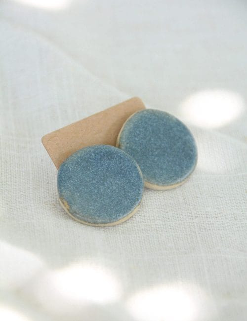 זוג עגילים צמודים כחולים