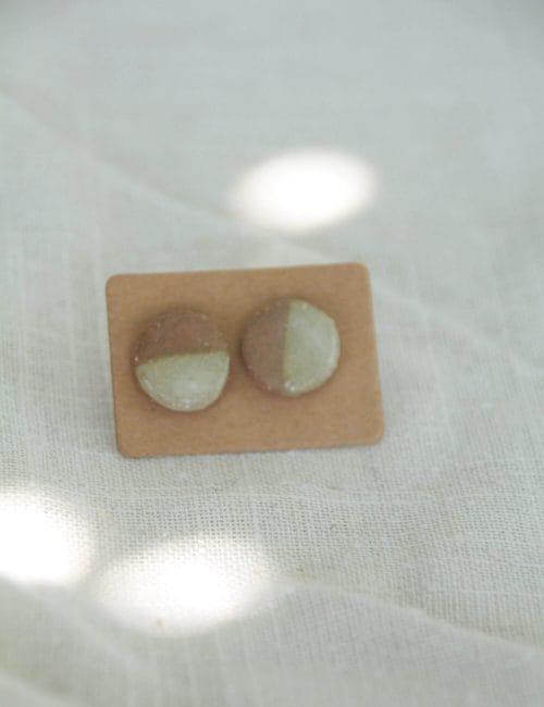 זוג עגילים צמודים חום לבן