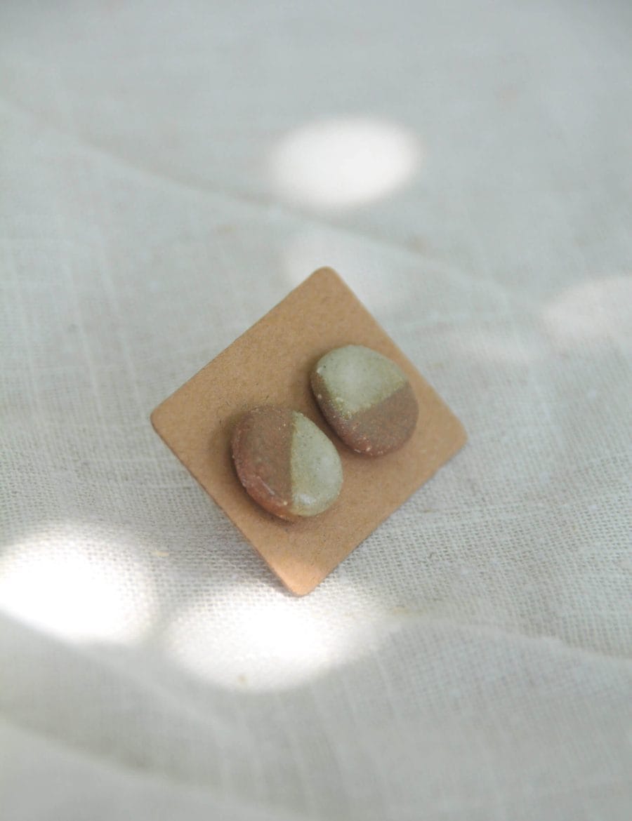 זוג עגילים צמודים חום לבן