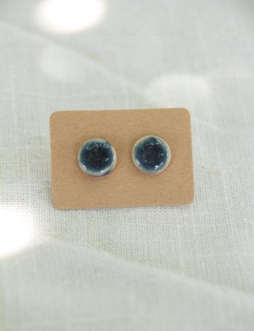 זוג עגילים צמודים בכחול כהה