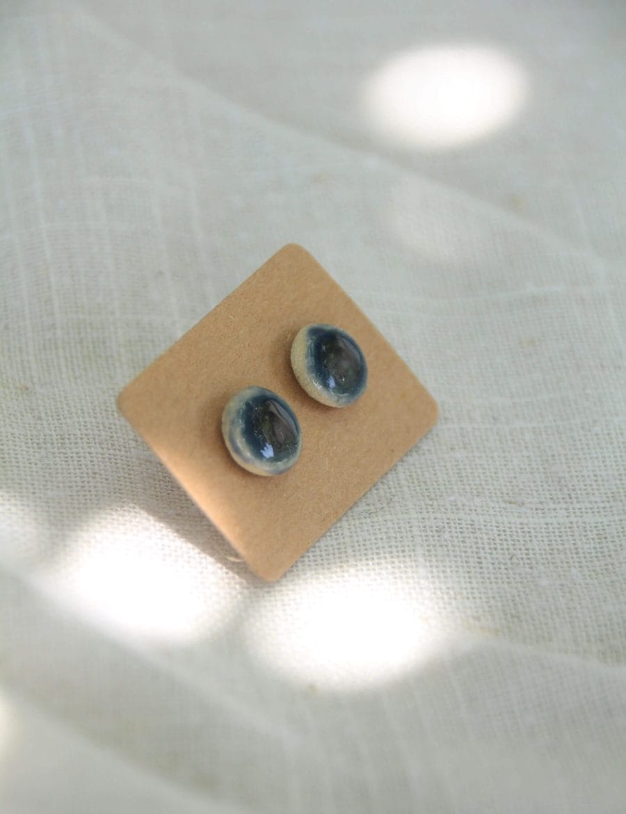 זוג עגילים צמודים בכחול כהה