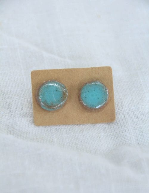 זוג עגילים צמודים בתכלת