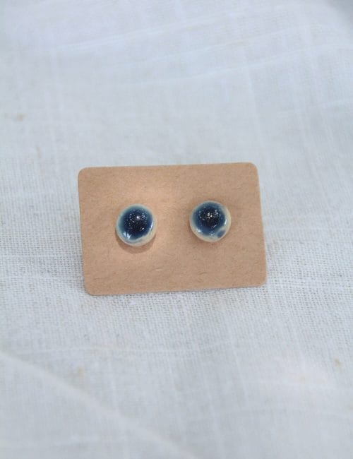 זוג עגילים צמודים בכחול כהה