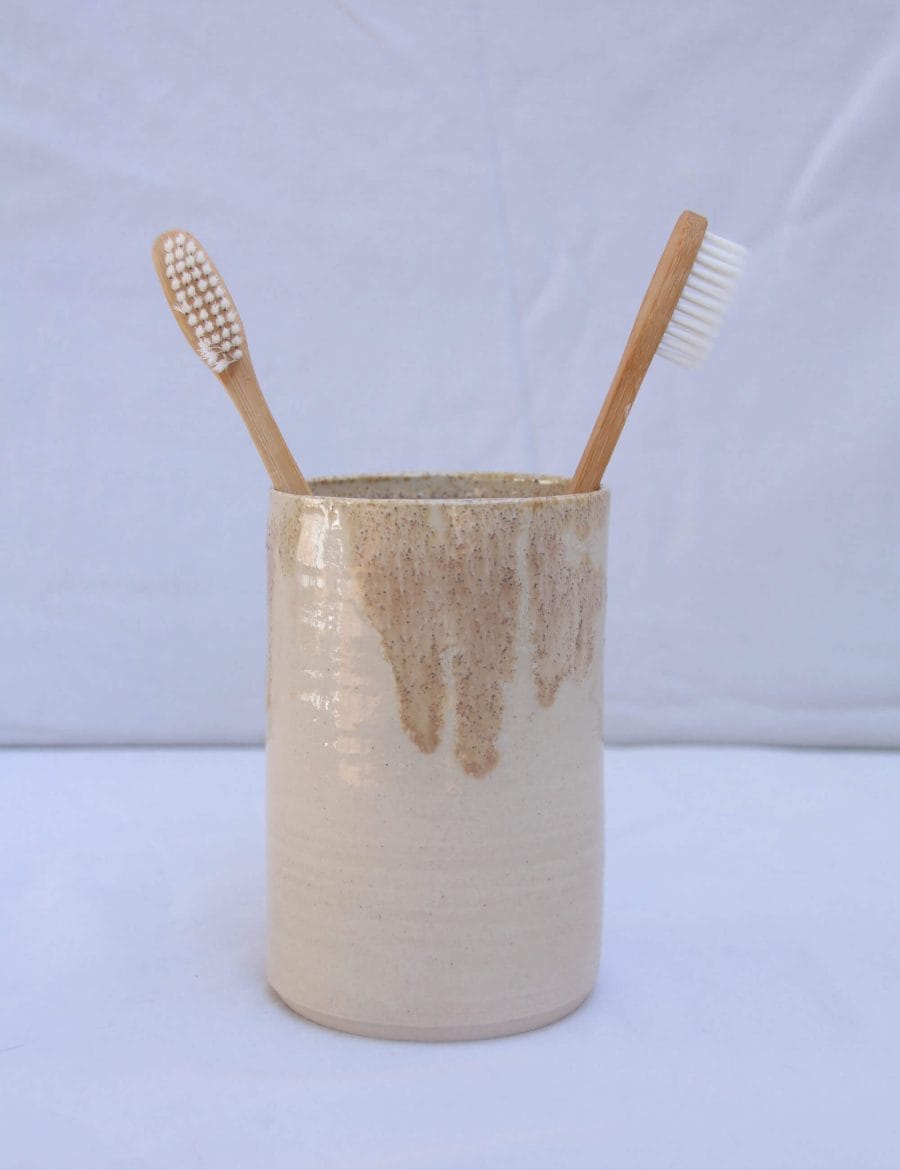 מעמד למברשות שיניים עם נגיעות חום