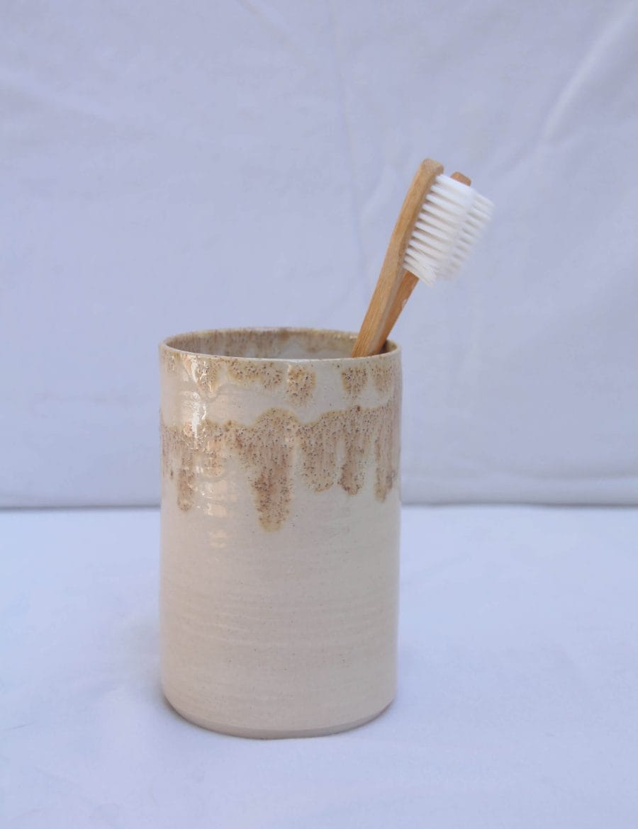 מעמד למברשות שיניים עם נגיעות חום