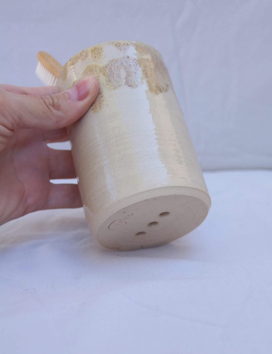 מעמד למברשות שיניים עם נגיעות חום