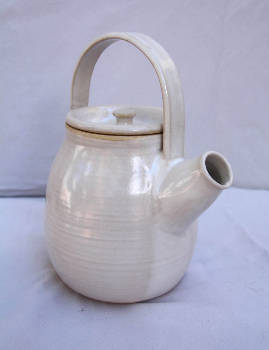 קומקום עם ידית עליונה בלבן