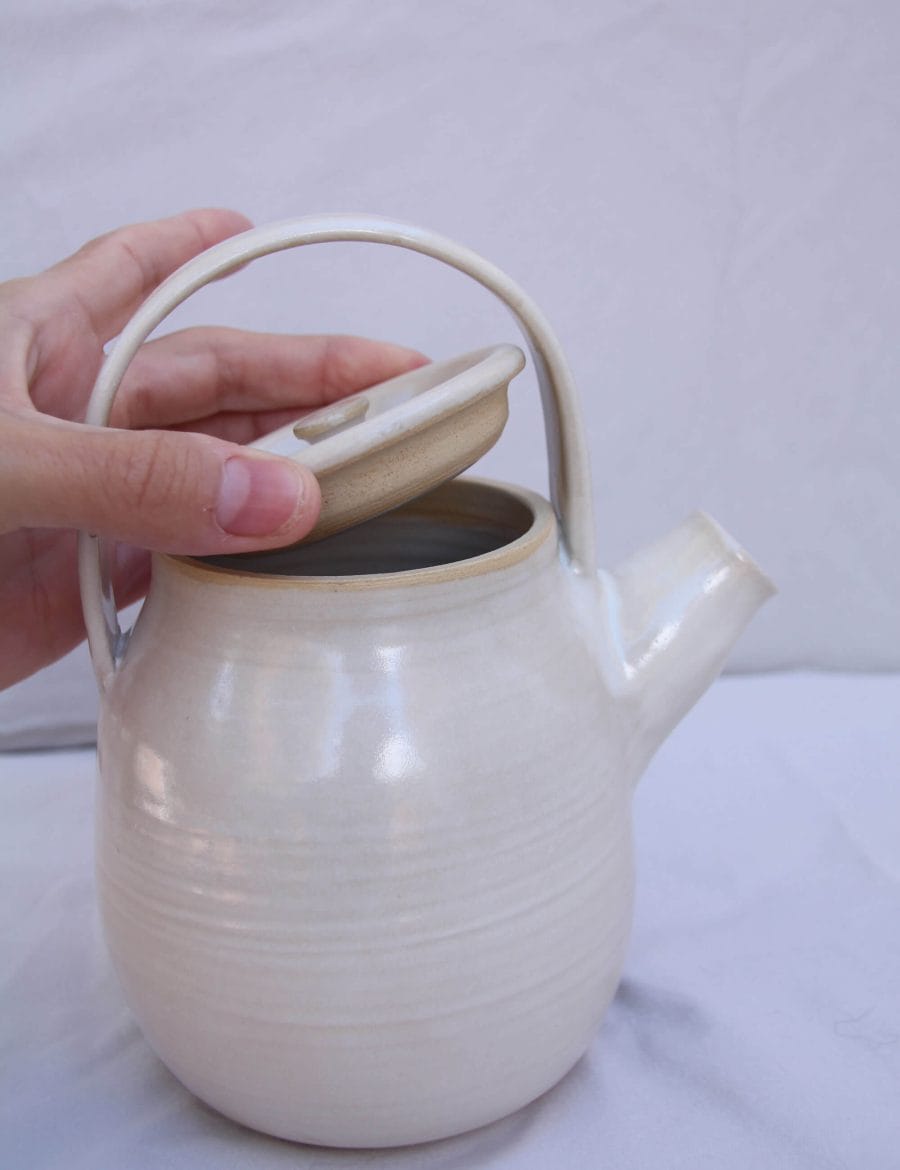 קומקום עם ידית עליונה בלבן