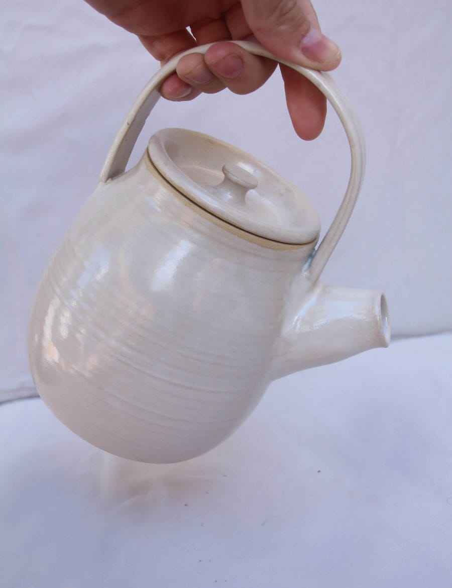 קומקום עם ידית עליונה בלבן