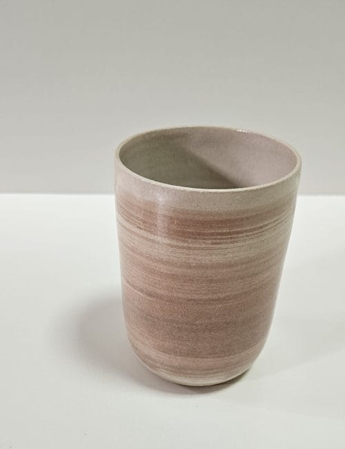 כוס גבוהה בלבן עם משיכות ורודות