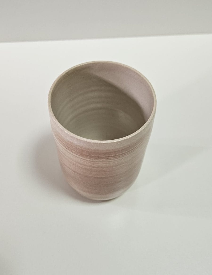 כוס גבוהה בלבן עם משיכות ורודות