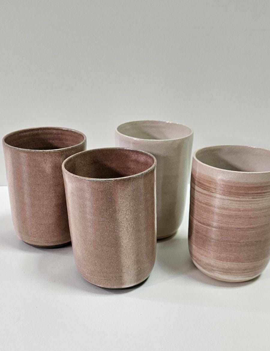 כוס גבוהה בלבן עם משיכות ורודות