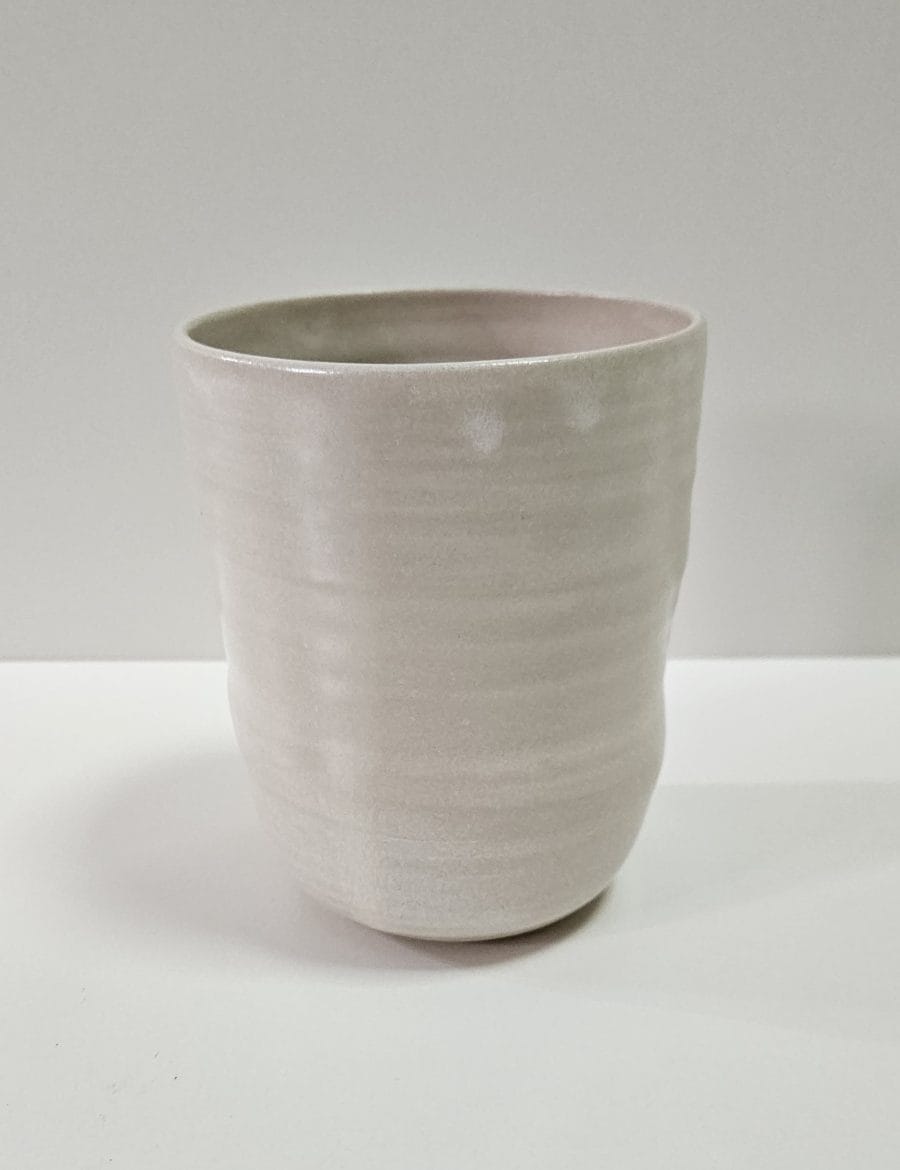 כוס לבנה מפנקת