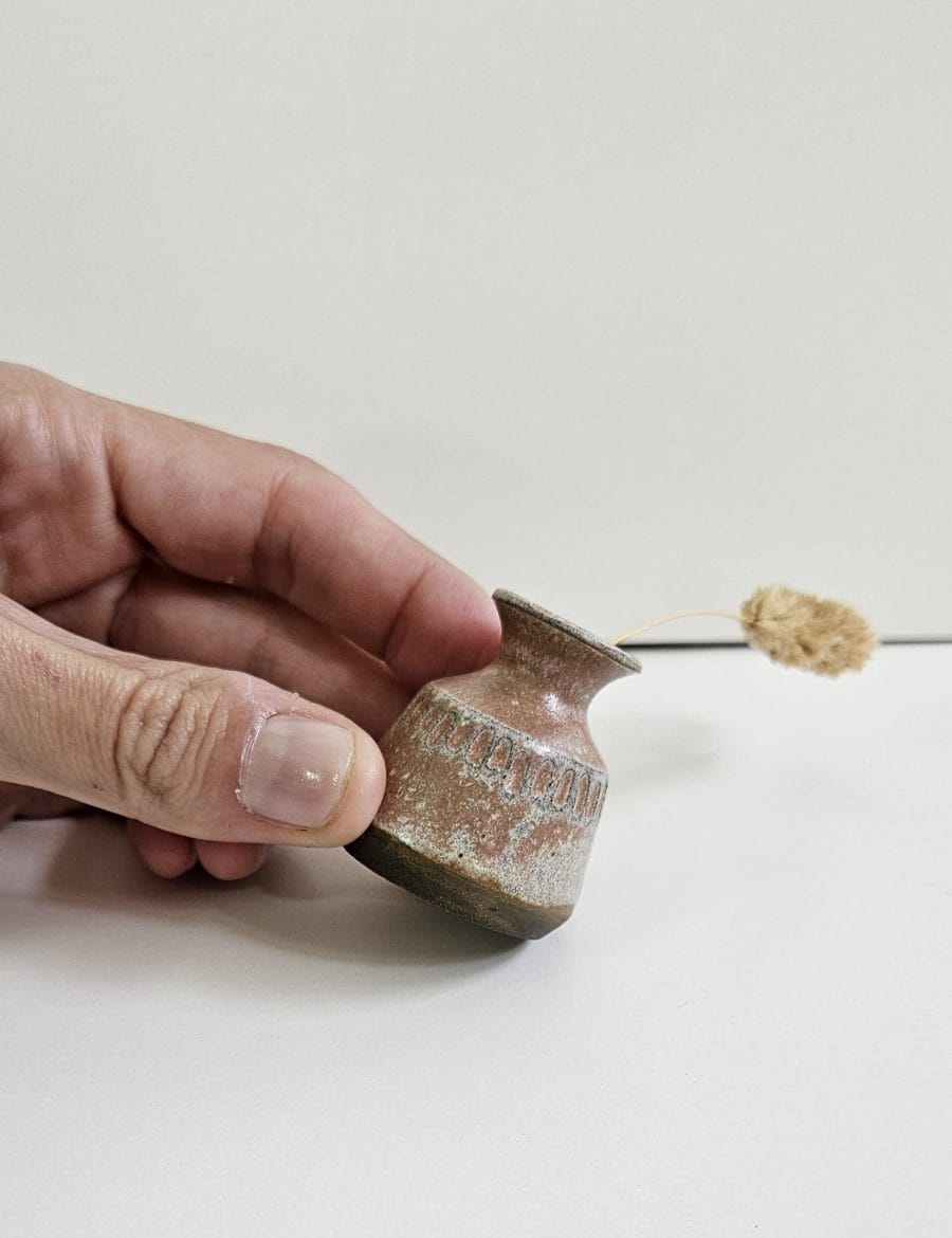 כד קטנטן עם גילופים בורוד עתיק