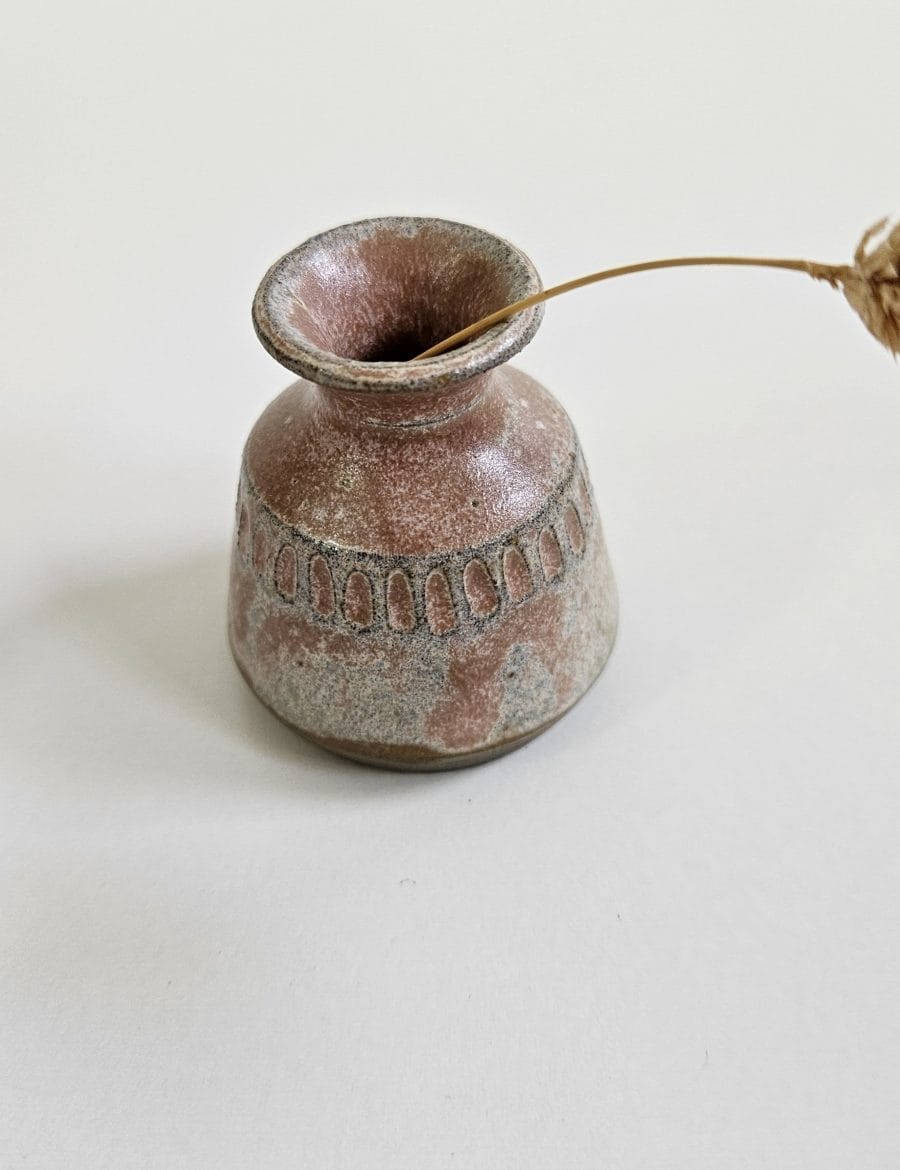 כד קטנטן עם גילופים בורוד עתיק