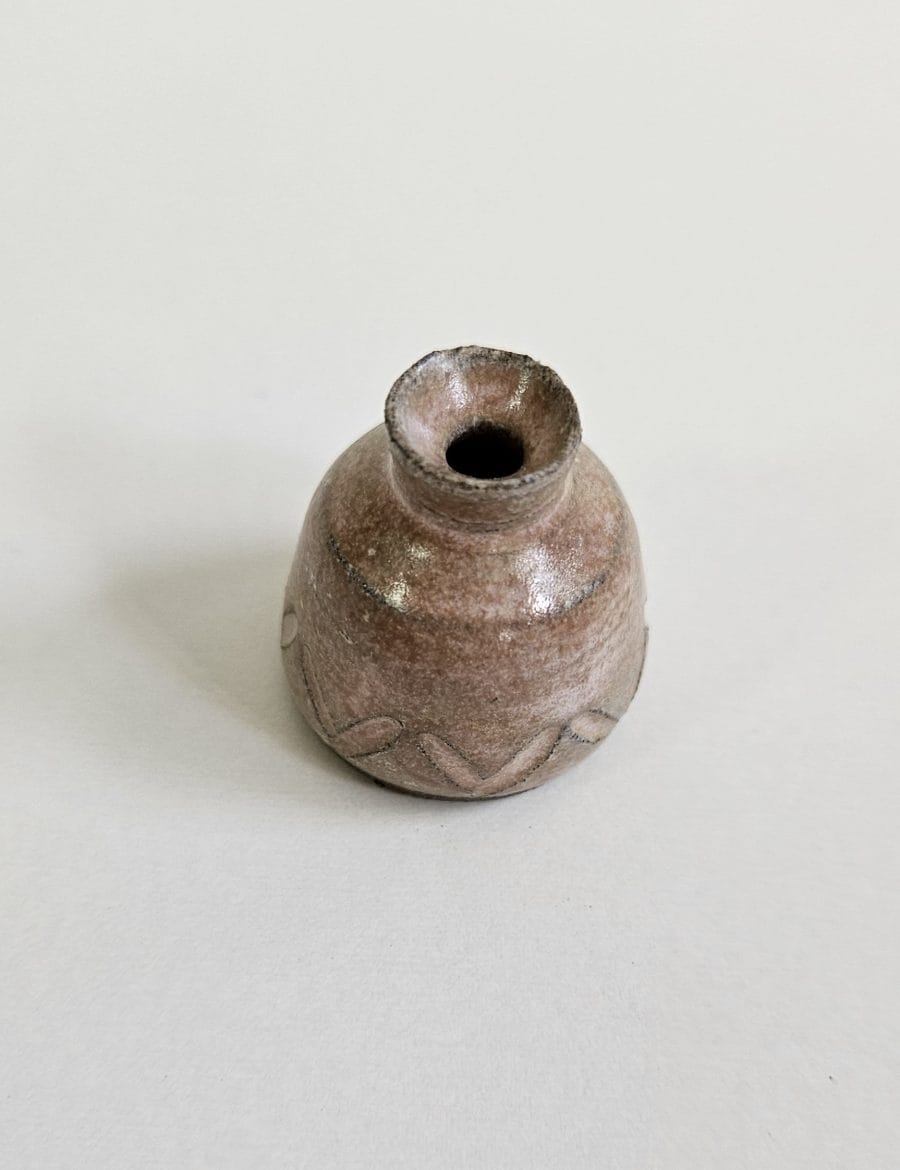 כד קטנטן עם גילופים בורוד עתיק