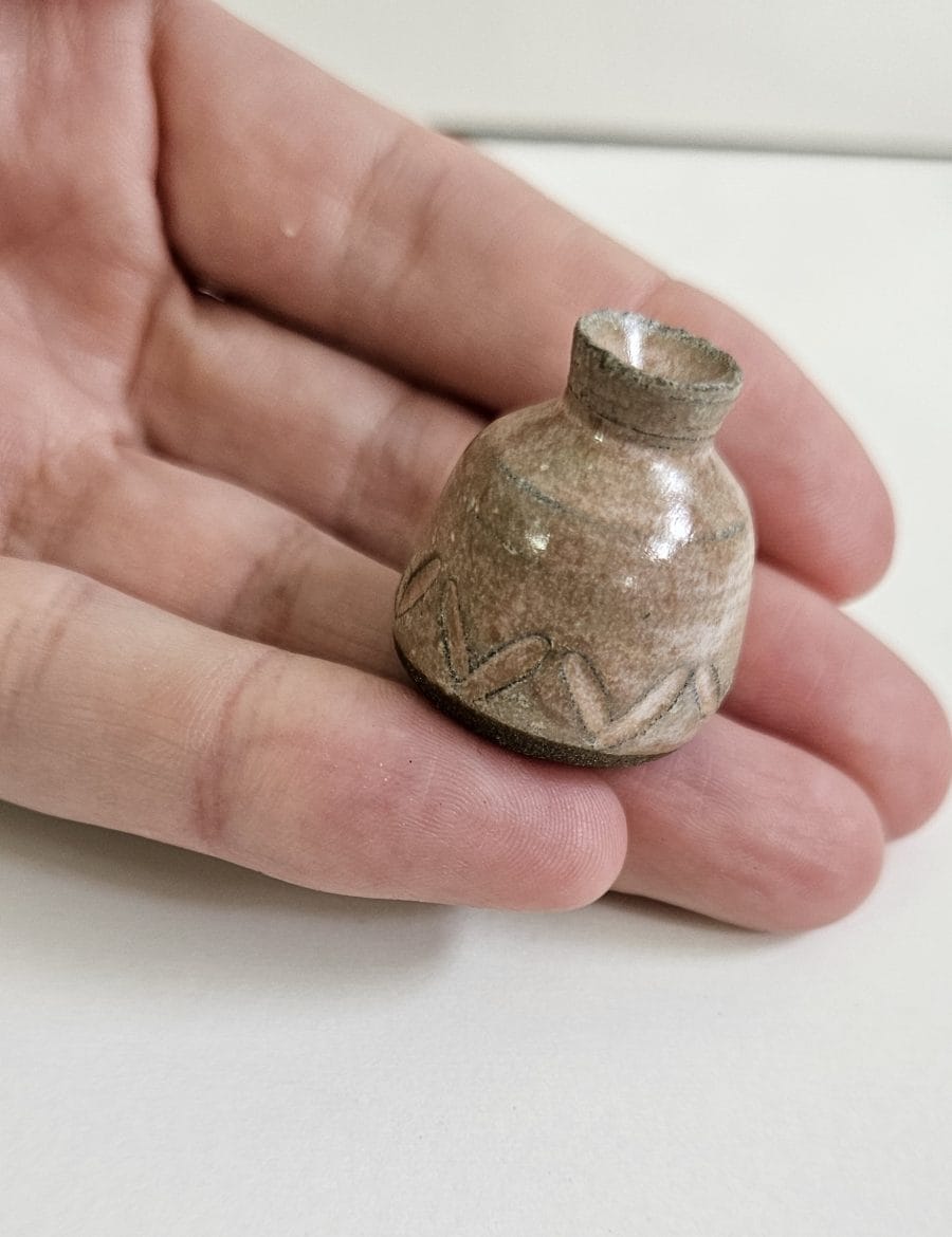 כד קטנטן עם גילופים בורוד עתיק