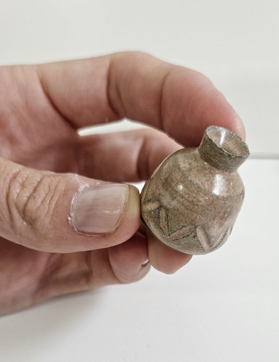 כד קטנטן עם גילופים בורוד עתיק