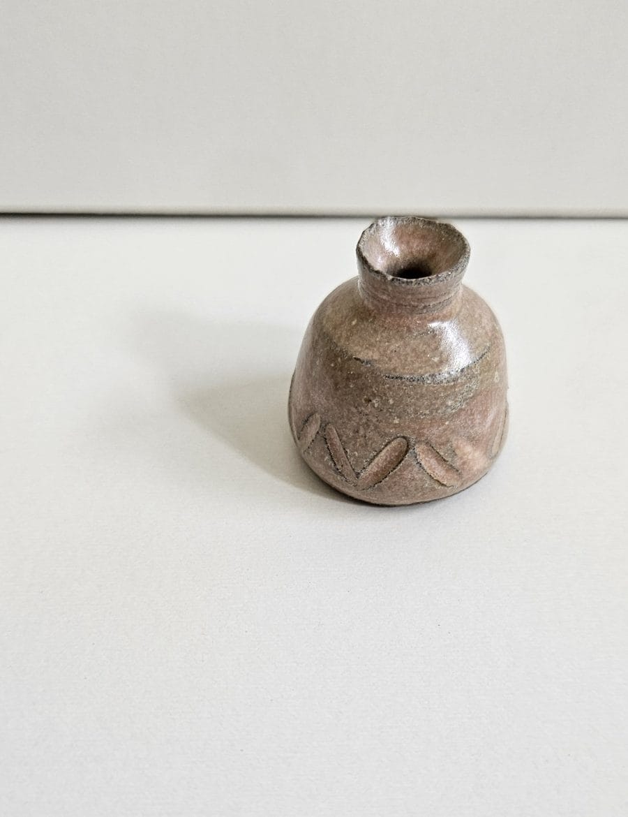 כד קטנטן עם גילופים בורוד עתיק