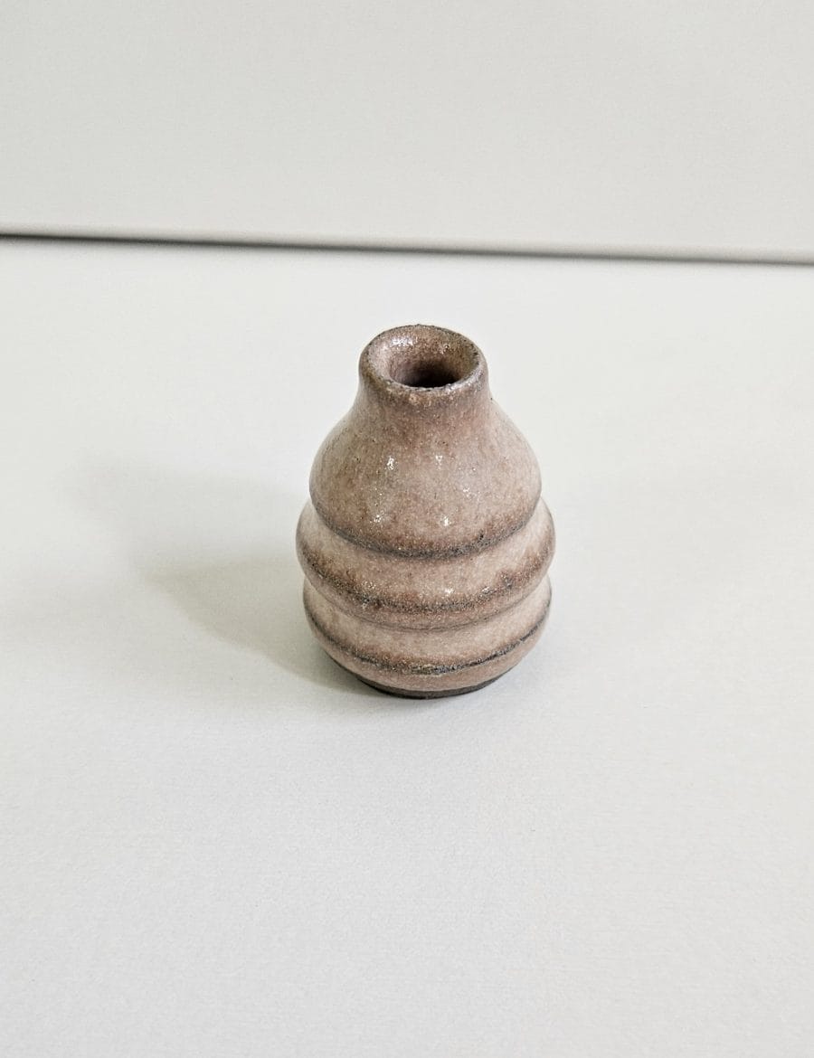 כד קטנטן עם גילופים בורוד עתיק