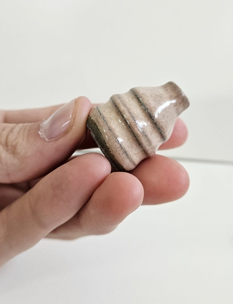 כד קטנטן עם גילופים בורוד עתיק