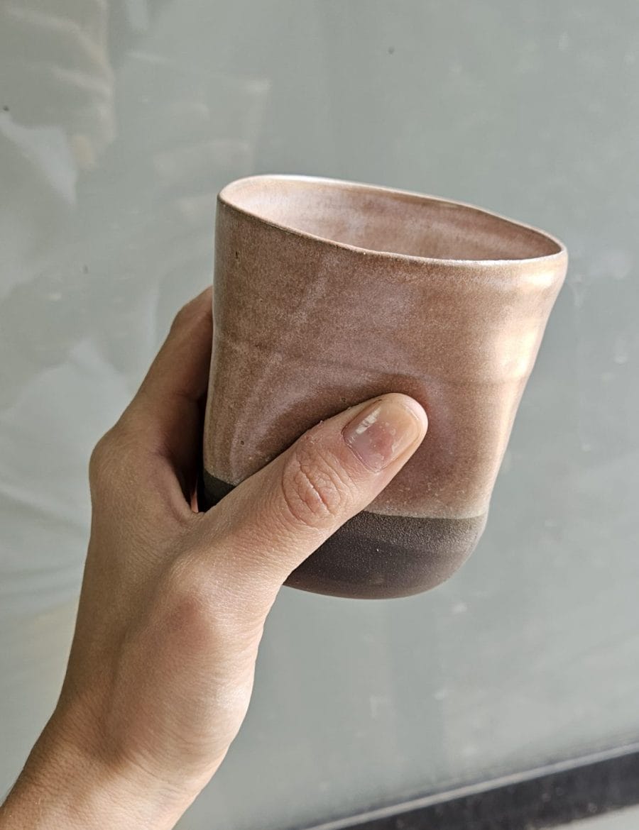 כוס מעוכה בחצי ורוד