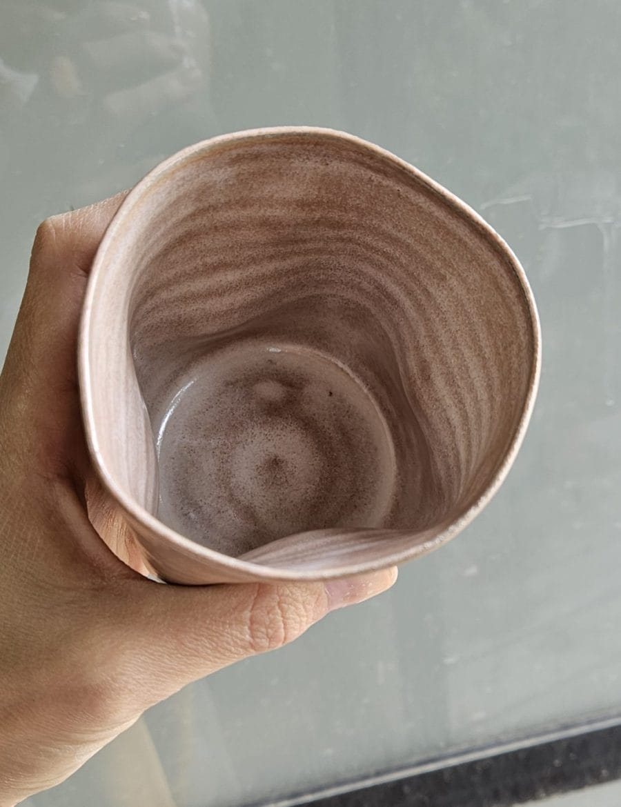 כוס מעוכה בחצי ורוד