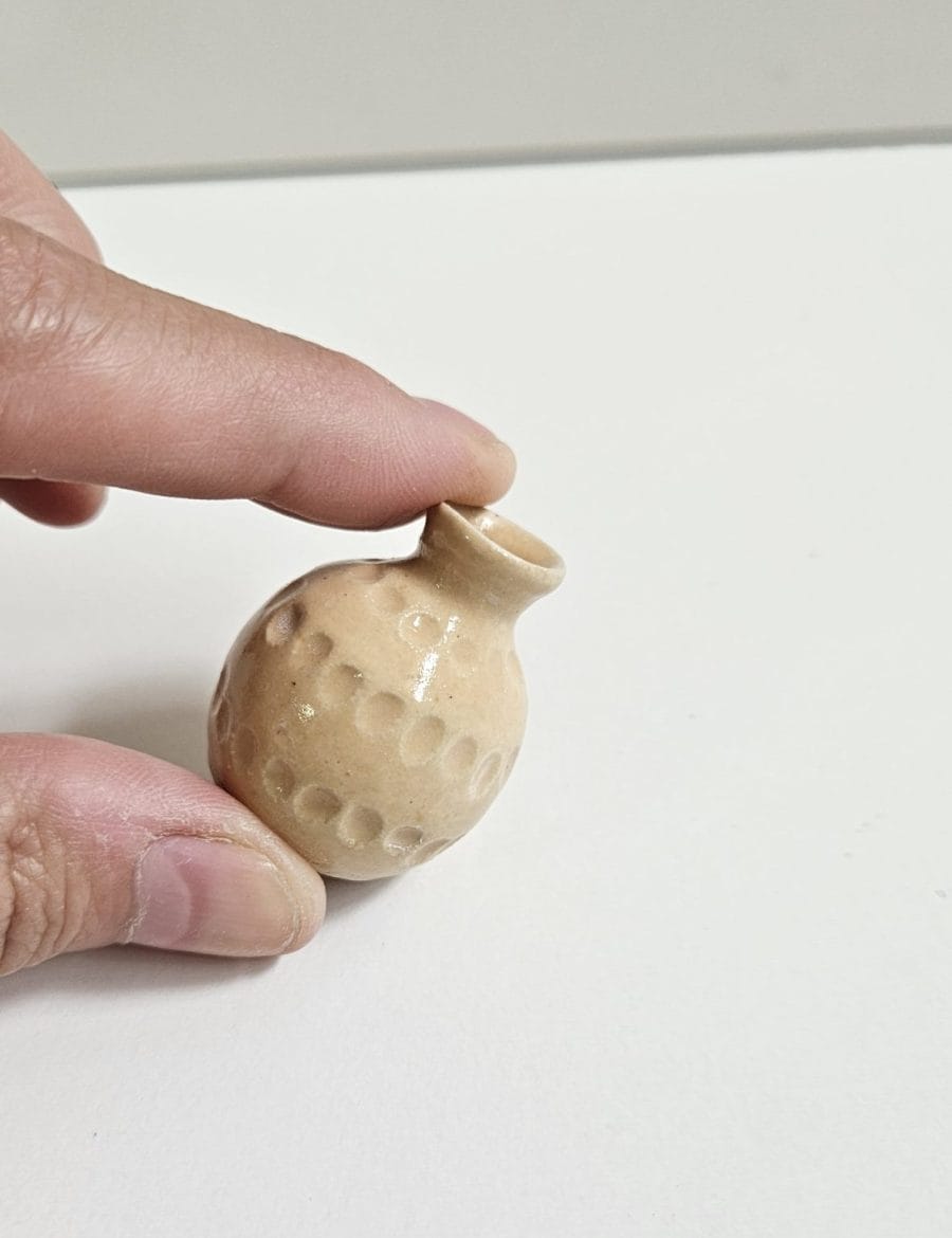 כד קטנטן עם גילופים בכתום